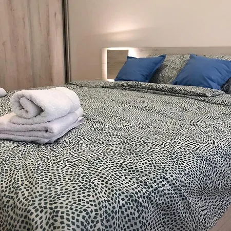 Iris Apartment *