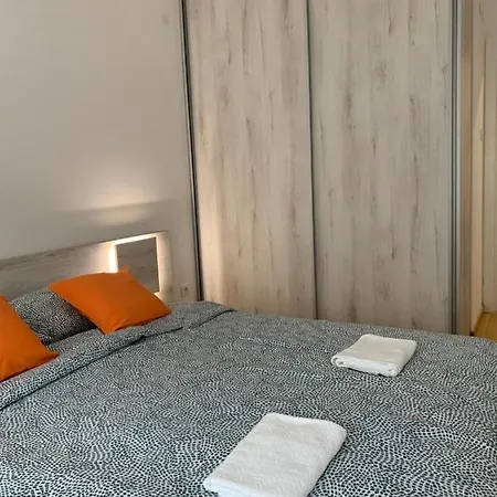Iris Apartment *